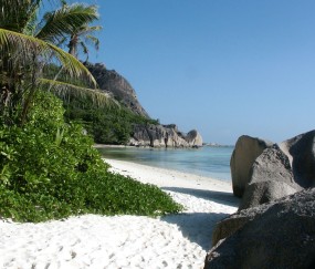 怀孕初期腰有个点痛（怀孕初期后腰刺痛）